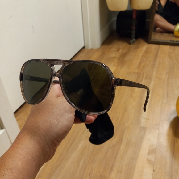 2 Maui Jim's 1 Givenchy Sun glasses - Picture 3 of 16